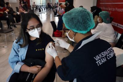 Sentra vaksinasi di kawasan Rasuna Said Kuningan, Jakarta Selatan, Kamis (12/8/2021).