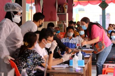 Vaksinator menyuntikkan vaksin Covid-19 tahap pertama kepada warga di Kelurahan Serdang, Kemayoran, Jakarta Pusat, Kamis (12/8/2021).