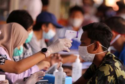Vaksinator menyuntikkan vaksin Covid-19 tahap pertama kepada warga di Kelurahan Serdang, Kemayoran, Jakarta Pusat, Kamis (12/8/2021).