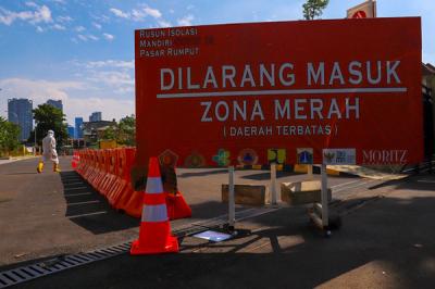 Warga dan nakes saat melintas di kawasan tower RSDC-19 Rumah Susun (Rusun) Pasar Rumput, Jakarta Selatan, Kamis (12/8/2021).