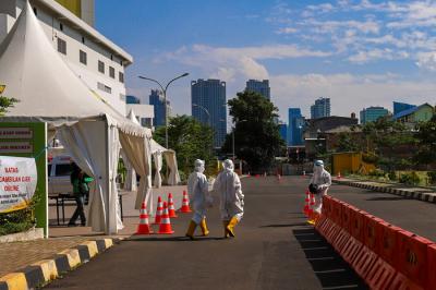Warga dan nakes saat melintas di kawasan tower RSDC-19 Rumah Susun (Rusun) Pasar Rumput, Jakarta Selatan, Kamis (12/8/2021).