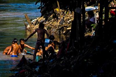 Anak-anak saat bermain di sungai ciliwung, Jakarta Selatan, Jumat (13/8/2021).