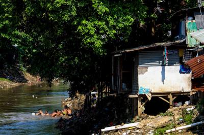 Anak-anak saat bermain di sungai ciliwung, Jakarta Selatan, Jumat (13/8/2021).