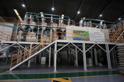 Pekerja mengoperasikan mesin Rice To Rice (RTR) untuk mengisi karung beras bantuan PPKM sebelum didistribusikan ke masyarakat di Jakarta, Jumat (13/8/2021).
