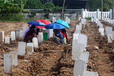 Keluarga korban Covid-19 melakukan ziarah kubur di Tempat Pemakaman Umum (TPU) Rorotan, Jakarta, Jumat (13/8/2021).