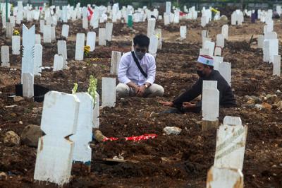Keluarga korban Covid-19 melakukan ziarah kubur di Tempat Pemakaman Umum (TPU) Rorotan, Jakarta, Jumat (13/8/2021).