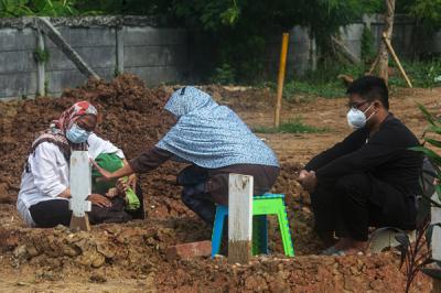 Keluarga korban Covid-19 melakukan ziarah kubur di Tempat Pemakaman Umum (TPU) Rorotan, Jakarta, Jumat (13/8/2021).