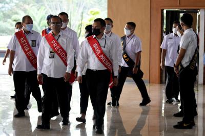 Sejumlah pegawai melakukan gladi persiapan sidang tahunan MPR dan pidato Kenegaraan Presiden di Kompleks Parlemen, Senayan, Jakarta, Jumat (13/8/2021).