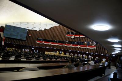 Sejumlah pegawai melakukan gladi persiapan sidang tahunan MPR dan pidato Kenegaraan Presiden di Kompleks Parlemen, Senayan, Jakarta, Jumat (13/8/2021).