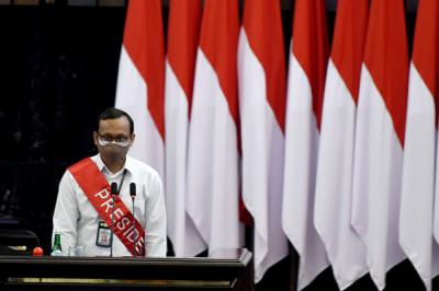 Sejumlah pegawai melakukan gladi persiapan sidang tahunan MPR dan pidato Kenegaraan Presiden di Kompleks Parlemen, Senayan, Jakarta, Jumat (13/8/2021).