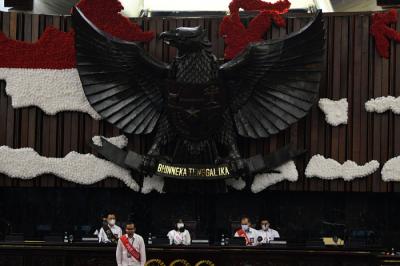 Sejumlah pegawai melakukan gladi persiapan sidang tahunan MPR dan pidato Kenegaraan Presiden di Kompleks Parlemen, Senayan, Jakarta, Jumat (13/8/2021).