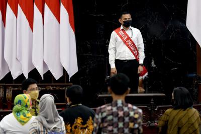 Sejumlah pegawai melakukan gladi persiapan sidang tahunan MPR dan pidato Kenegaraan Presiden di Kompleks Parlemen, Senayan, Jakarta, Jumat (13/8/2021).