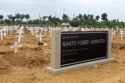 Petugas memindahkan tanah untuk merapihkan makam di Tempat Pemakaman Umum (TPU) Rorotan, Jakarta Utara, Jumat (13/8/2021).