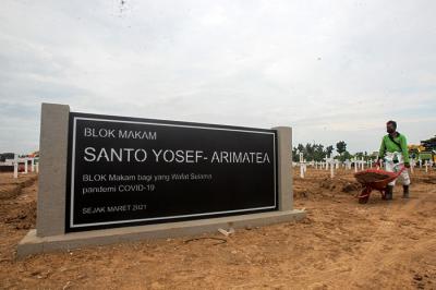 Petugas memindahkan tanah untuk merapihkan makam di Tempat Pemakaman Umum (TPU) Rorotan, Jakarta Utara, Jumat (13/8/2021).