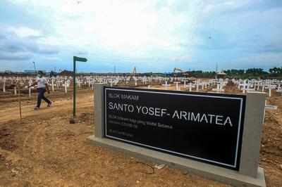 Petugas memindahkan tanah untuk merapihkan makam di Tempat Pemakaman Umum (TPU) Rorotan, Jakarta Utara, Jumat (13/8/2021).