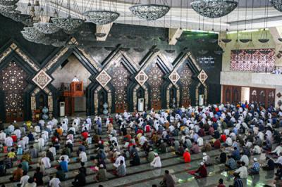 Umat Islam melaksanakan ibadah Shalat Jumat berjamaah di Masjid Agung At-Tin, Taman Mini, Jakarta Timur, Jumat (13/8/2021).