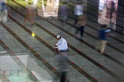 Umat Islam melaksanakan ibadah Shalat Jumat berjamaah di Masjid Agung At-Tin, Taman Mini, Jakarta Timur, Jumat (13/8/2021).