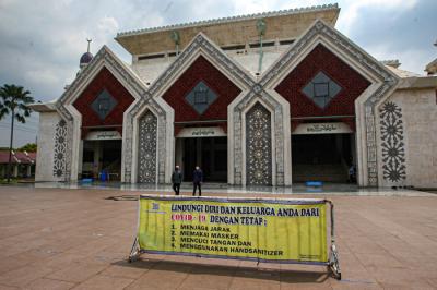 Umat Islam melaksanakan ibadah Shalat Jumat berjamaah di Masjid Agung At-Tin, Taman Mini, Jakarta Timur, Jumat (13/8/2021).