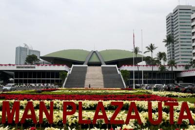 Pekerja melakukan persiapan di Gedung Nusantara, Kompleks Parlemen, Senayan, Jakarta, Jumat (13/8/2021).
