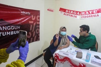 Petugas menyuntikan vaksin dosis ketiga atau booster kepada tenaga kesehatan di (nakes) di RSUD Matraman, Jakarta Timur, Jumat (13/8/2021).
