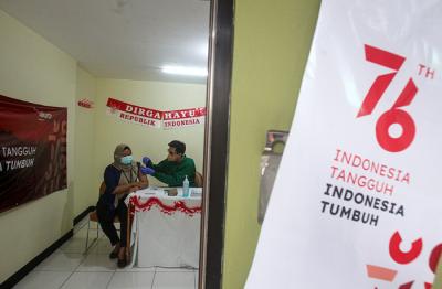 Petugas menyuntikan vaksin dosis ketiga atau booster kepada tenaga kesehatan di (nakes) di RSUD Matraman, Jakarta Timur, Jumat (13/8/2021).