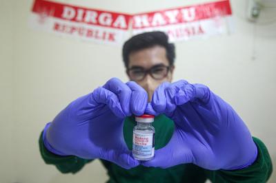 Petugas menyuntikan vaksin dosis ketiga atau booster kepada tenaga kesehatan di (nakes) di RSUD Matraman, Jakarta Timur, Jumat (13/8/2021).