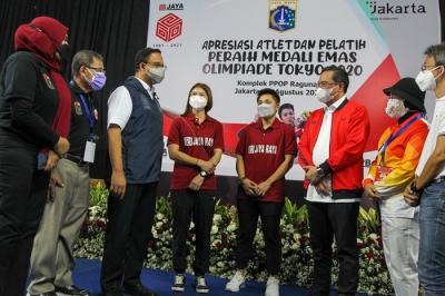 Gubernur DKI Jakarta Anies Baswedan memberikan hadiah apresiasi kepada Greysia Polii/Apriyani Rahayu di Jakarta, Sabtu (14/8/2021).