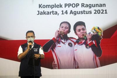 Gubernur DKI Jakarta Anies Baswedan memberikan hadiah apresiasi kepada Greysia Polii/Apriyani Rahayu di Jakarta, Sabtu (14/8/2021).