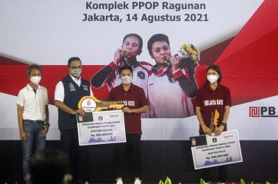 Gubernur DKI Jakarta Anies Baswedan memberikan hadiah apresiasi kepada Greysia Polii/Apriyani Rahayu di Jakarta, Sabtu (14/8/2021).