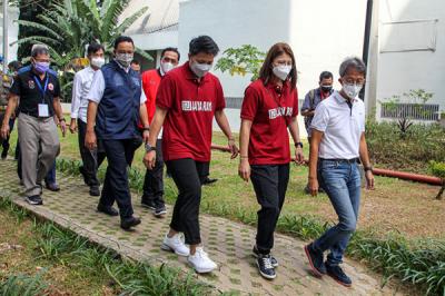 Gubernur DKI Jakarta Anies Baswedan memberikan hadiah apresiasi kepada Greysia Polii/Apriyani Rahayu di Jakarta, Sabtu (14/8/2021).