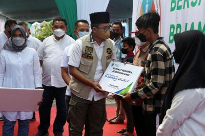 Penyerahan santunan manfaat program BPJS Ketenagakerjaan kepada ahli waris di Kantor Cabang BP Jamsostek Bangkalan, Madura, Jawa Timur, Sabtu (14/8/2021).