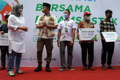 Penyerahan santunan manfaat program BPJS Ketenagakerjaan kepada ahli waris di Kantor Cabang BP Jamsostek Bangkalan, Madura, Jawa Timur, Sabtu (14/8/2021).