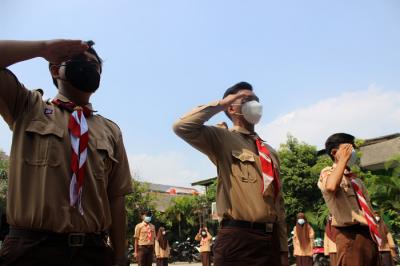 Siswa-siswi SMP dan SMK Syahid melakukan upacara peringatan Hari Pramuka ke-60 di kawasan Cilincing, Jakarta Utara, Sabtu (14/8/2021).