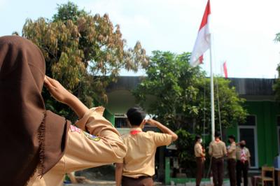 Siswa-siswi SMP dan SMK Syahid melakukan upacara peringatan Hari Pramuka ke-60 di kawasan Cilincing, Jakarta Utara, Sabtu (14/8/2021).