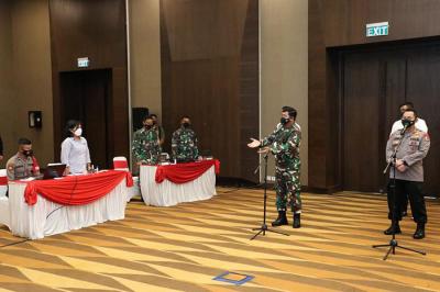 Panglima TNI Marsekal TNI Hadi Tjahjanto saat memimpin rapat terkait penanganan Covid-19 di Santika Convention Center Medan, Sabtu (14/8/2021).