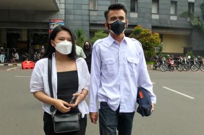 Musisi asal Bali I Gede Ari Astina alias Jerinx didampingi Istrinya Nora Alexndra saat meninggalkan Polda Metro Jaya, Jakarta Selatan, Sabtu (14/8/2021).