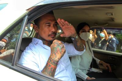 Musisi asal Bali I Gede Ari Astina alias Jerinx didampingi Istrinya Nora Alexndra saat meninggalkan Polda Metro Jaya, Jakarta Selatan, Sabtu (14/8/2021).