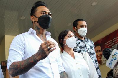 Musisi asal Bali I Gede Ari Astina alias Jerinx didampingi Istrinya Nora Alexndra saat meninggalkan Polda Metro Jaya, Jakarta Selatan, Sabtu (14/8/2021).