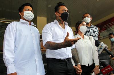 Musisi asal Bali I Gede Ari Astina alias Jerinx didampingi Istrinya Nora Alexndra saat meninggalkan Polda Metro Jaya, Jakarta Selatan, Sabtu (14/8/2021).