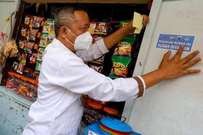 Personel Satuan Tugas Penanganan Covid-19 menempelkan stiker vaksin di rumah warga, Kelurahan Sunter Agung, Tanjung Priok, Jakarta Utara. Jumat (13/8/2021).