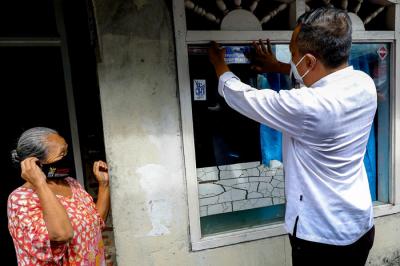 Personel Satuan Tugas Penanganan Covid-19 menempelkan stiker vaksin di rumah warga, Kelurahan Sunter Agung, Tanjung Priok, Jakarta Utara. Jumat (13/8/2021).