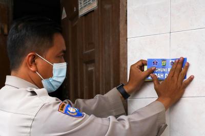 Personel Satuan Tugas Penanganan Covid-19 menempelkan stiker vaksin di rumah warga, Kelurahan Sunter Agung, Tanjung Priok, Jakarta Utara. Jumat (13/8/2021).