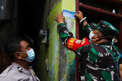 Personel Satuan Tugas Penanganan Covid-19 menempelkan stiker vaksin di rumah warga, Kelurahan Sunter Agung, Tanjung Priok, Jakarta Utara. Jumat (13/8/2021).
