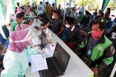 Warga mendapatkan suntikan vaksin Covid-19 ketika mengikuti vaksinasi massal yang dihelat BP Jamsostek di Madura, Jawa Timur, Sabtu (14/8/2021).