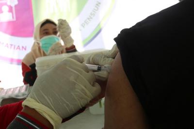 Warga mendapatkan suntikan vaksin Covid-19 ketika mengikuti vaksinasi massal yang dihelat BP Jamsostek di Madura, Jawa Timur, Sabtu (14/8/2021).