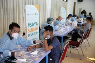 Warga melakukan pendaftaran vaksinasi Covid-19 di Aula A.H Nasution Masjid Cut Meutia, Jakarta, Sabtu (14/8/2021).