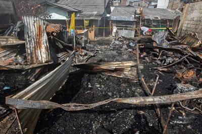 Kebakaran hanguskan puluhan lapak dan rumah warga di Jalan Kemang Utara IX, Rt 04/04, Kelurahan Bangka, Jakarta Selatan, Minggu (15/8/2021).