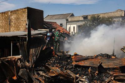 Kebakaran hanguskan puluhan lapak dan rumah warga di Jalan Kemang Utara IX, Rt 04/04, Kelurahan Bangka, Jakarta Selatan, Minggu (15/8/2021).