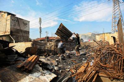 Kebakaran hanguskan puluhan lapak dan rumah warga di Jalan Kemang Utara IX, Rt 04/04, Kelurahan Bangka, Jakarta Selatan, Minggu (15/8/2021).