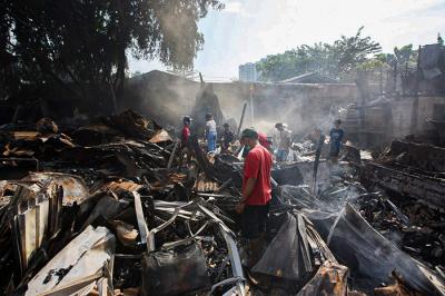 Kebakaran hanguskan puluhan lapak dan rumah warga di Jalan Kemang Utara IX, Rt 04/04, Kelurahan Bangka, Jakarta Selatan, Minggu (15/8/2021).